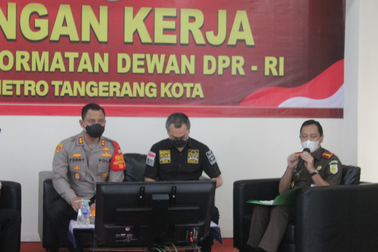 Kepala Kejaksaan Negeri Kota Tangerang I Dewa Gede Wirajana berswa foto bersama dengan anggota Komisi III DPR serta Kapolres Metro Tangerang Kota di Polres Metro Tangerang Kota, Rabu (3/2/2021).