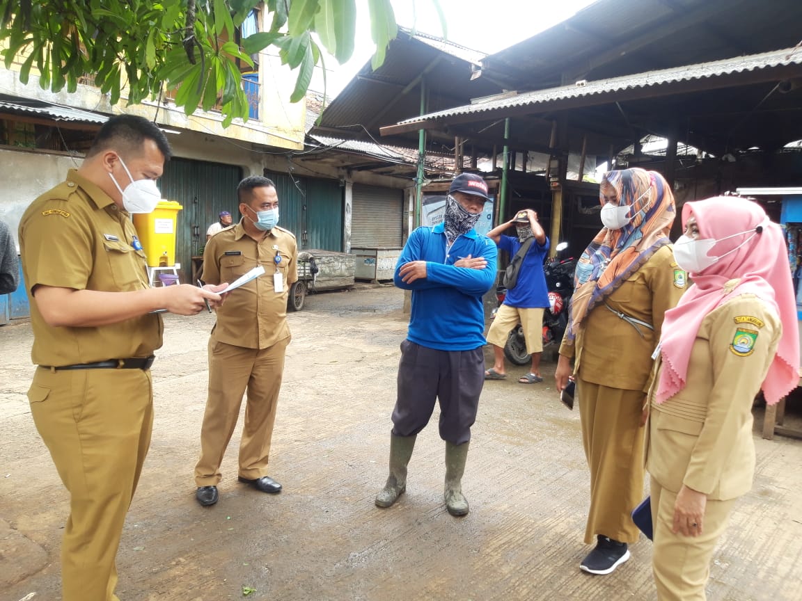 Kepala Bidang Perdagangan Disperindagkopukm Kota Tangerang Eni Nuraeni bersama tim penilai mengecek kebersihan di Pasar Ramadhani, Karawaci, Kota Tangerang, Kamis (4/2/2021).