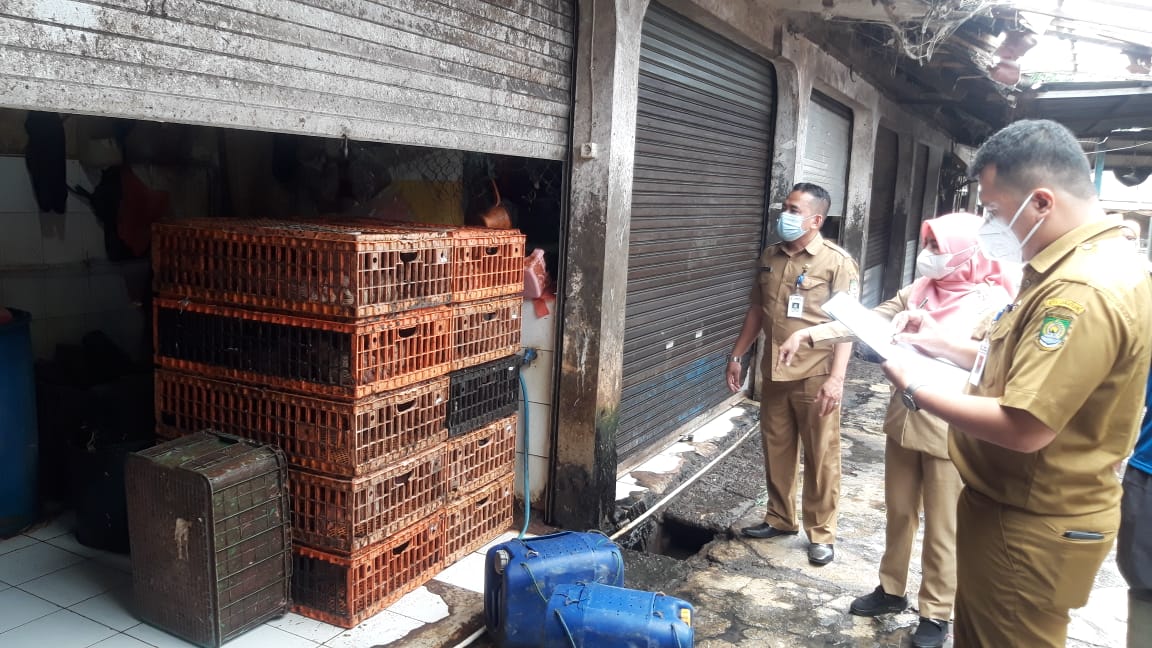 Kepala Bidang Perdagangan Disperindagkopukm Kota Tangerang Eni Nuraeni bersama tim penilai mengecek kebersihan di Pasar Ramadhani, Karawaci, Kota Tangerang, Kamis (4/2/2021).