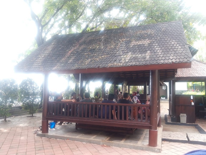 Suasana pengunjung Restoran Jagarawa di Kecamatan Cipondoh, Kota Tangerang, Minggu (7/2/2021) sore.