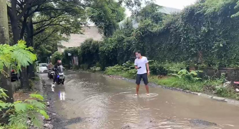 Suasana kawasan Taman Royal Jalan Boulevard 1 dan 3 Perumahan Taman Royal, Kota Tangerang, Minggu (7/2/2021).