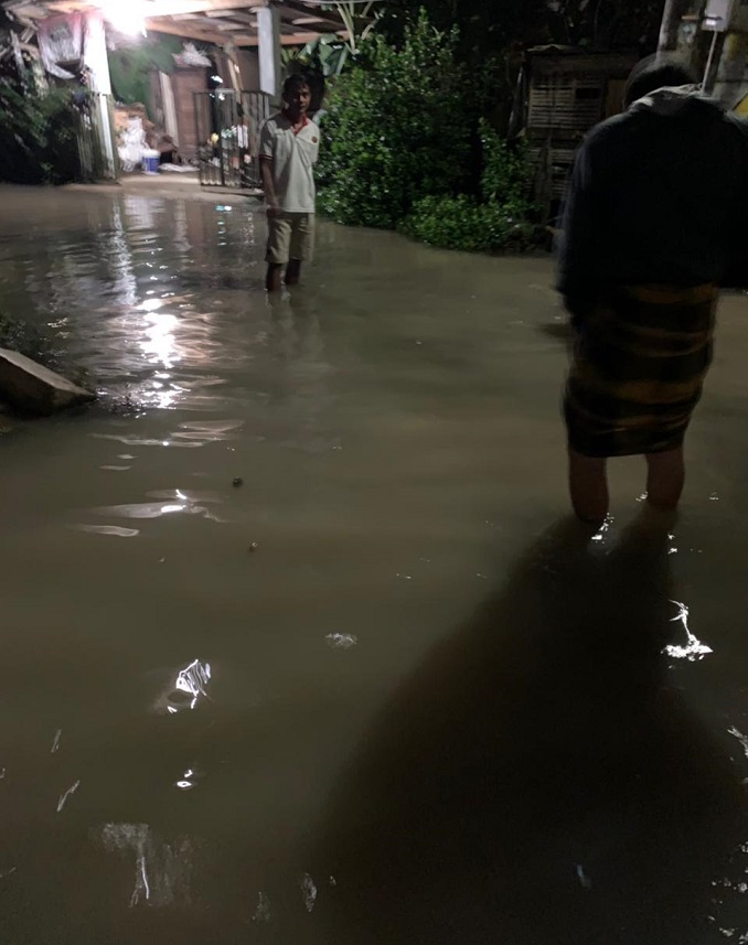 Suasana pemukiman RW3 Darussalam, Kecamatan Batuceper kebanjiran setelah hujan deras, Kota Tangerang, Senin (8/2/2021).