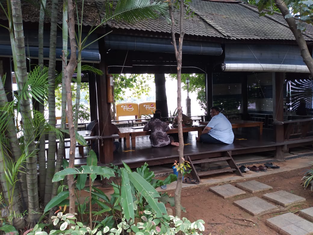 Suasana Rumah Makan (RM) Jagarawa di Kecamatan Cipondoh, Kota Tangerang, Senin (8/2/2021).