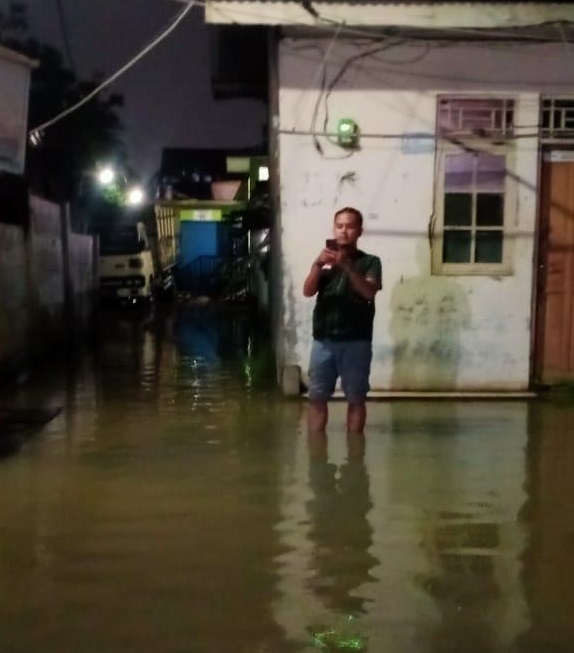 Suasana pemukiman RW3 Darussalam, Kecamatan Batuceper kebanjiran setelah hujan deras, Kota Tangerang, Senin (8/2/2021).