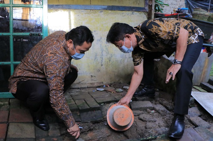 Wali Kota Tangerang Arief R. Wismansyah didampingi Wakilnya Sachrudin berada di lokasi dalam program bedah rumah yang sebelumnya sempat terhenti lantaran pandemi COVID-19, Kota Tangerang, Kamis (11/2/2021).