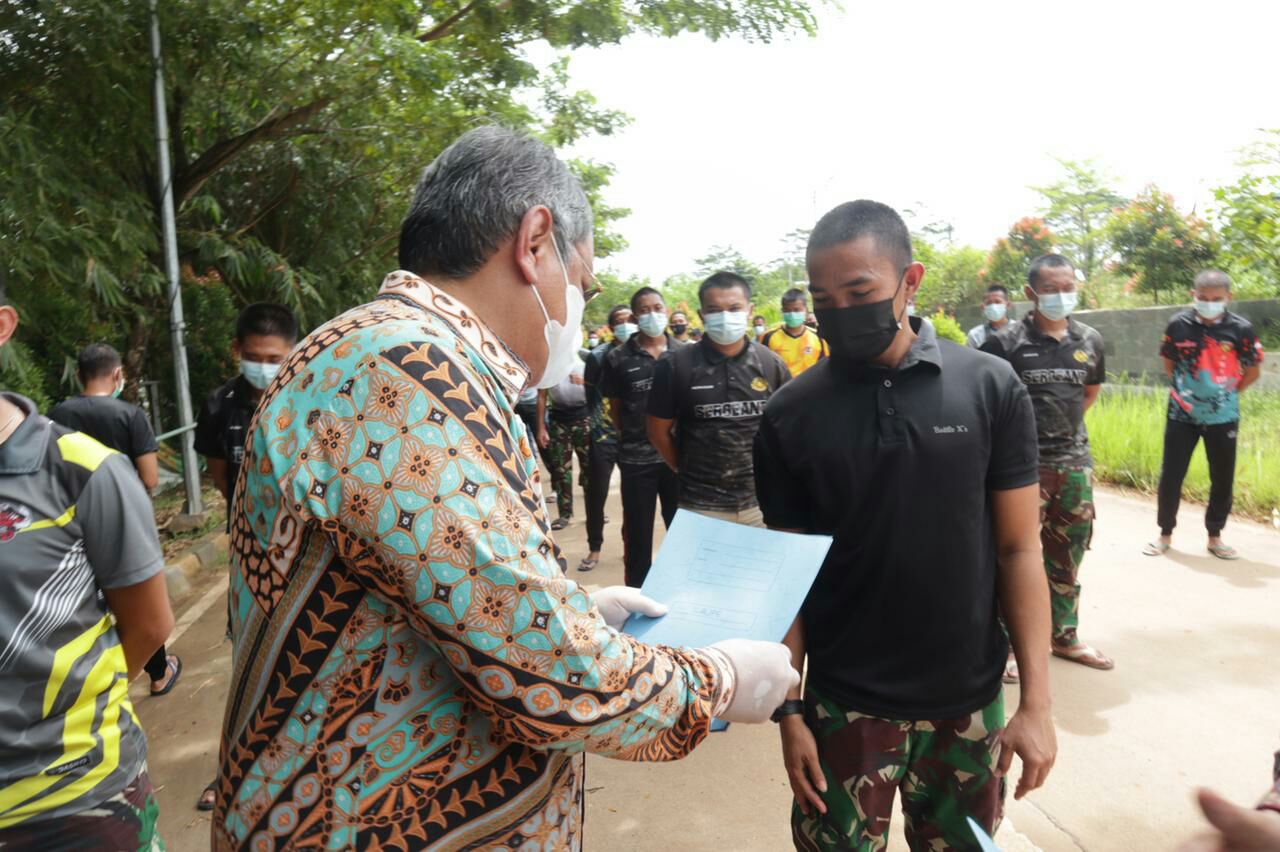 Wali Kota Tangsel Benyamin Davnie bersama Suhara Manullang berswa foto bersama puluhan prajurit TNI, Tangsel, Kamis (11/2/2021).