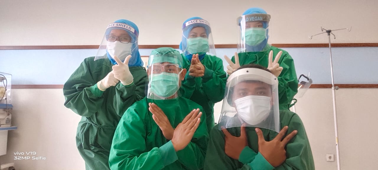 Petugas tenaga kesehatan (nakes) RSUD Kota Tangerang yang merawat pasien COVID-19saat berswa foto bersama.