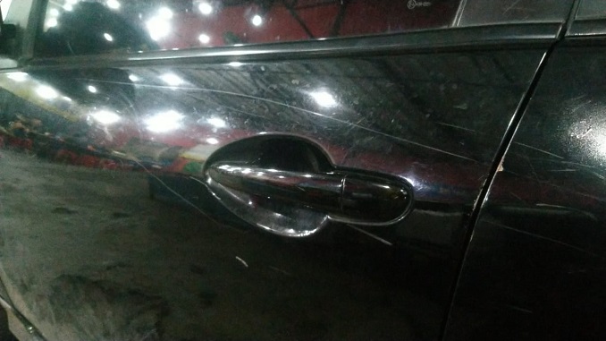 Satu unit mobil milik Zaenal mengalami kerusakan, Minggu (14/2/2021).