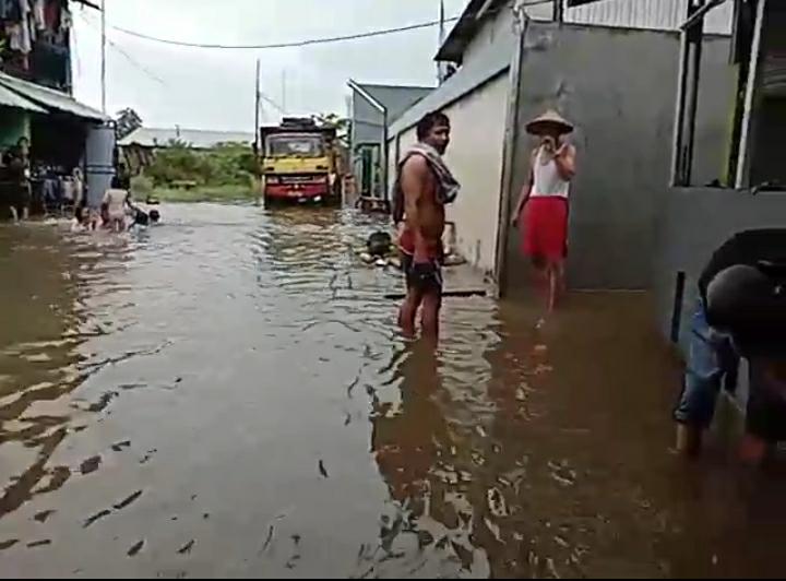 Sejumlah warga yang terdampak banjir di kompleks Kavling DPR Blok A Kelurahan Kenanga, Kota Tangerang, Selasa (16/2/2021) pagi.