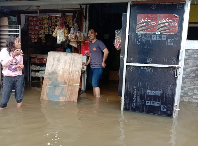 Sejumlah warga yang terdampak banjir di kompleks Kavling DPR Blok A Kelurahan Kenanga, Kota Tangerang, Selasa (16/2/2021) pagi.