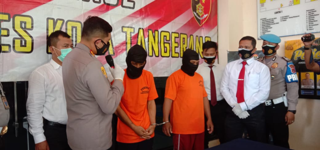 Kapolres Kota Tangerang Kombes Pol Wahyu Sri Bintoro (tengah) saat menjelaskan peristiwa perampokan satu unit mobil pikap dalam jumpa pers, Selasa (16/2/2021),