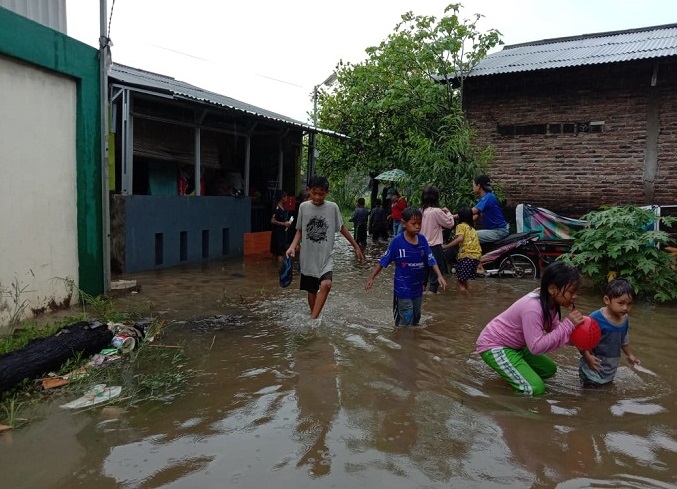 Sejumlah warga yang terdampak banjir di kompleks Kavling DPR Blok A Kelurahan Kenanga, Kota Tangerang, Selasa (16/2/2021) pagi.