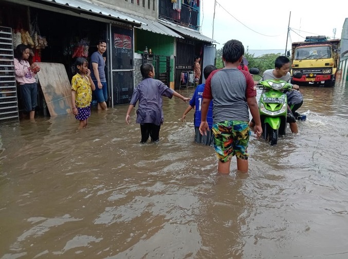 Sejumlah warga yang terdampak banjir di kompleks Kavling DPR Blok A Kelurahan Kenanga, Kota Tangerang, Selasa (16/2/2021) pagi.