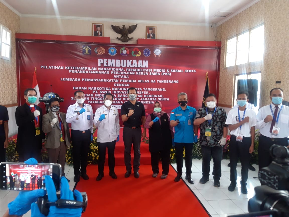 Selepas penandatanganan kerjasama pembukaan pelatihan keterampilan narapidana, rehabilitasi medis dan sosial berswa foto bersama di Lapas Pemuda Kelas IIA Tangerang, Rabu (17/2/2021).