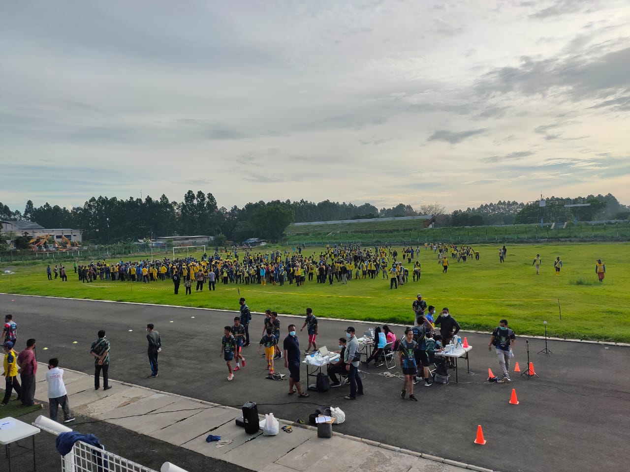 Ratusan atlet saat menjalani tes fisik di Stadion Benteng, Jalan TMP Taruna, Kota Tangerang, Kamis (18/02/2021).