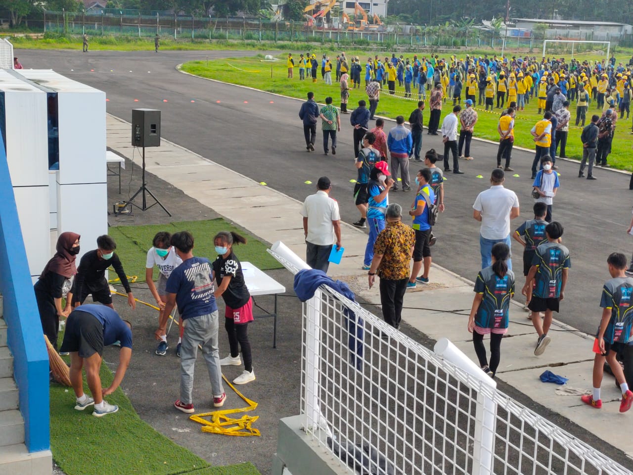 Ratusan atlet saat menjalani tes fisik di Stadion Benteng, Jalan TMP Taruna, Kota Tangerang, Kamis (18/02/2021).