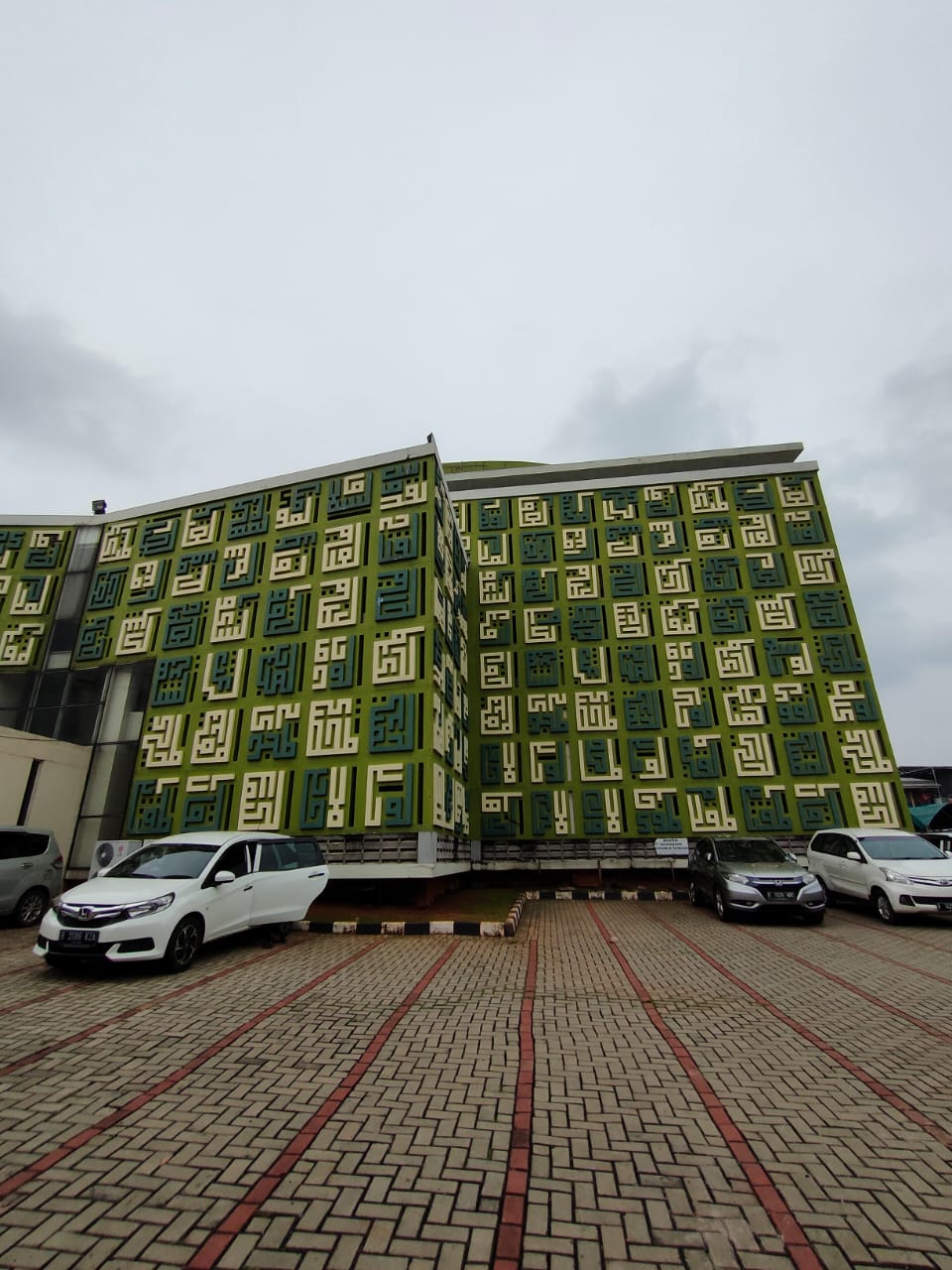 Tampak satu unit bangunan Masjid Raya Asmaul Husna yang berlokasi di Jalan Molek, Blok FA6 No 11 , Kecamatan Kelapa Dua, Kabupaten Tangerang, Kamis (18/02/2021).