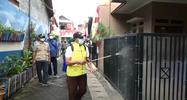 Proses penyemprotan cairan disinfektan di beberapa rumah warga Kampung Tangguh Jaya Siaga Corona (Si Gacor) Kota Tangerang, Kamis (18/2/2021)