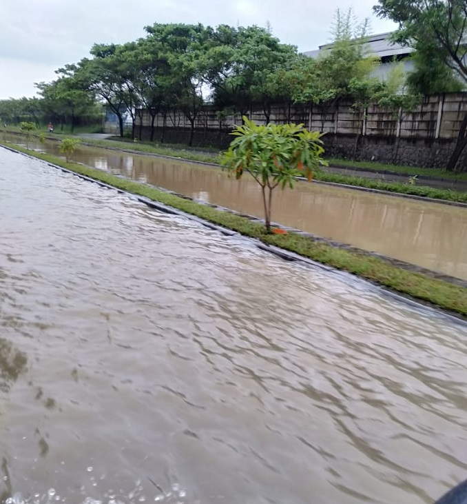 Suasana di Kawasan Industri Olex, Kecamatan Balaraja yang terendam banjir, Kabupaten Tangerang, Jumat (19/2/2021)