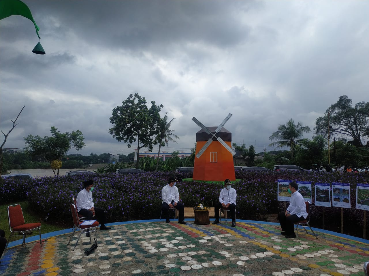 Wali Kota Tangerang Arief R Wismansyah bersama jajaranya berswa foto bersama dengan latar belakang kincir angin di Ecofarm Kampung Baru RW1 Koang Jaya, Kecamatan Karawaci, Kota Tangerang, umat (19/2/2021).