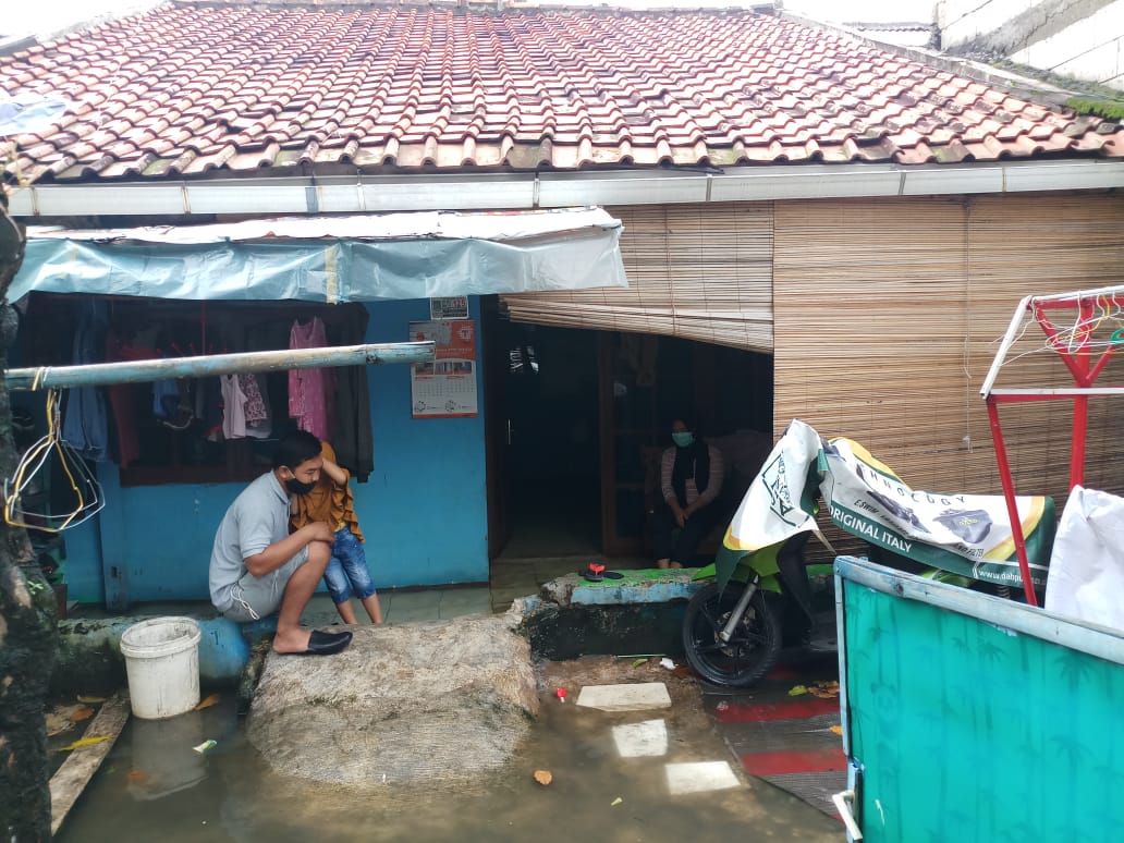 Kediaman Desi Mila Wati di Kecamatan Karang Tengah, Kota Tangerang tampak masih digenangi air, Jumat (19/2/2021).