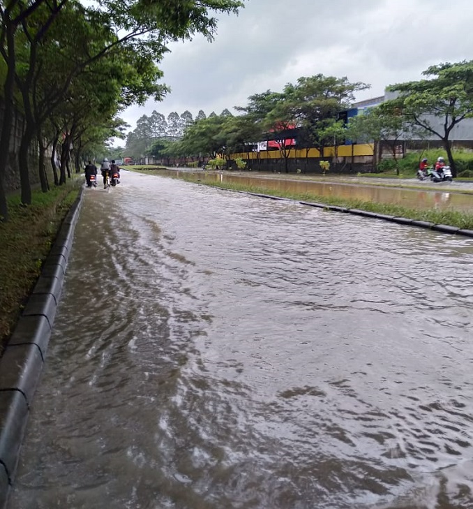 Suasana di Kawasan Industri Olex, Kecamatan Balaraja yang terendam banjir, Kabupaten Tangerang, Jumat (19/2/2021).