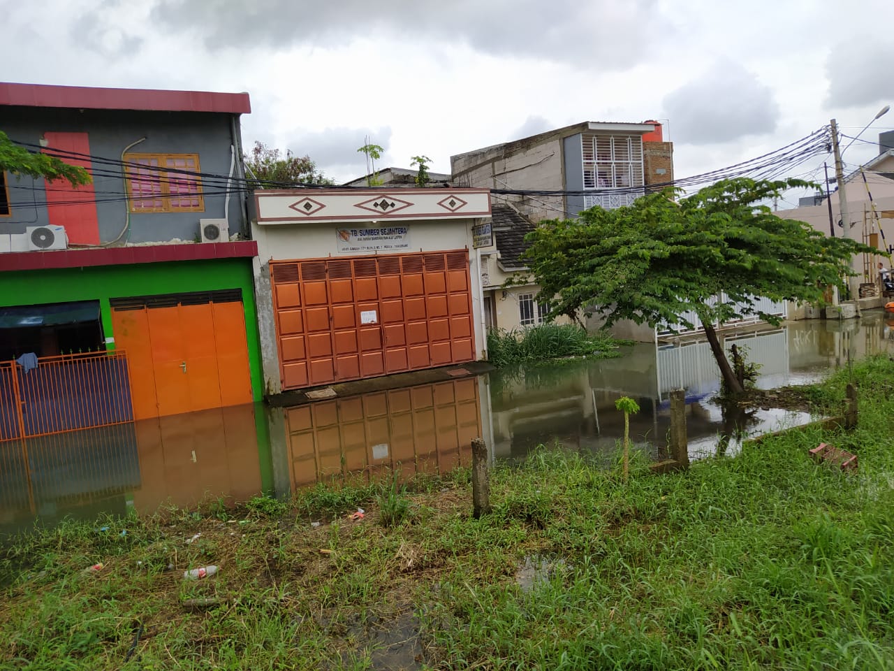 Sasana wilayah Kecamatan Periuk di Kota Tangerang masih tergenang air, Jumat (19/2/2021).