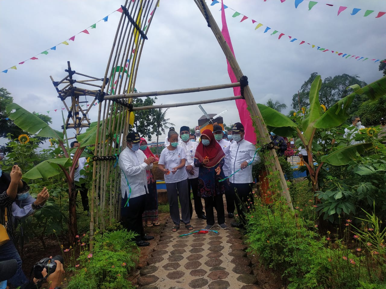 Wali Kota Tangerang Arief R Wismansyah bersama jajaranya berswa foto bersama dengan latar belakang kincir angin di Ecofarm Kampung Baru RW1 Koang Jaya, Kecamatan Karawaci, Kota Tangerang, umat (19/2/2021).