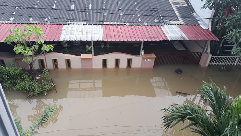 Suasana setelah Tanggul Kali Angke di kawasan Kompleks Pondok Bahar, Kecamatan Karang Tengah, Kota Tangerang jebol.