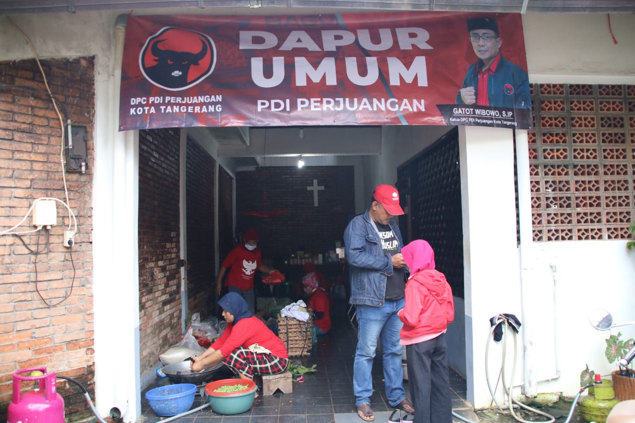 Ketua DPRD Kota Tangerang Gatot Windows bersama warga setempat saat meninjau di beberapa lokasi yang terdampak banjir