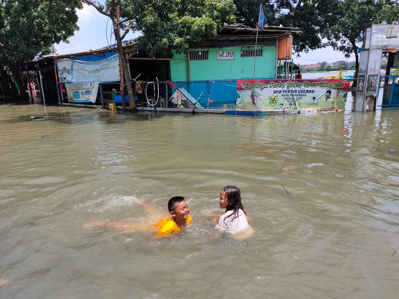 	uasana jalan menuju Perumahan Total Persada di Kelurahan Gembor, Kecamatan Periuk, Kota Tangerang masih terendam banjir, Senin (22/02/2021).