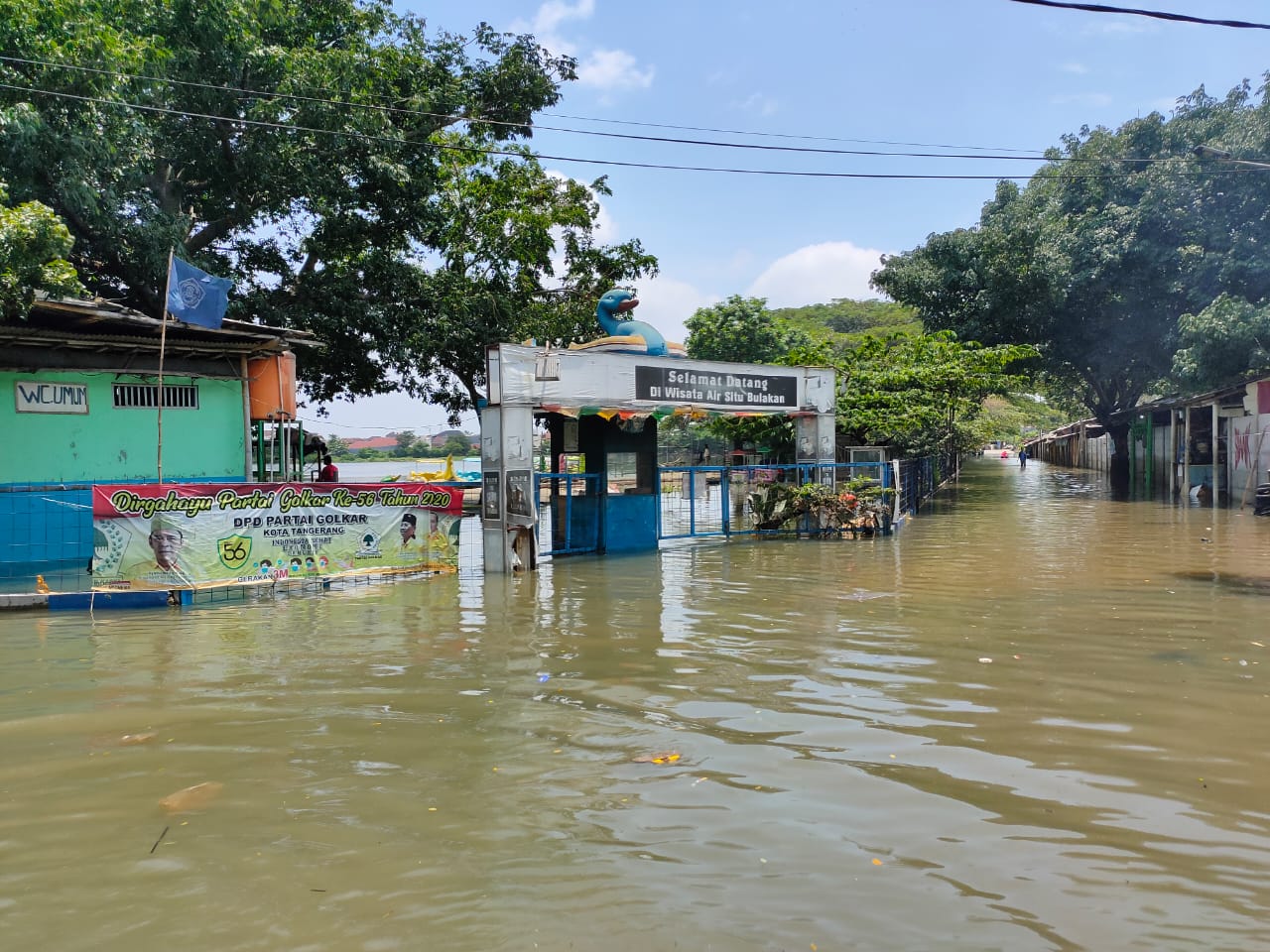 Suasana jalan menuju Perumahan Total Persada di Kelurahan Gembor, Kecamatan Periuk, Kota Tangerang masih terendam banjir, Senin (22/02/2021).