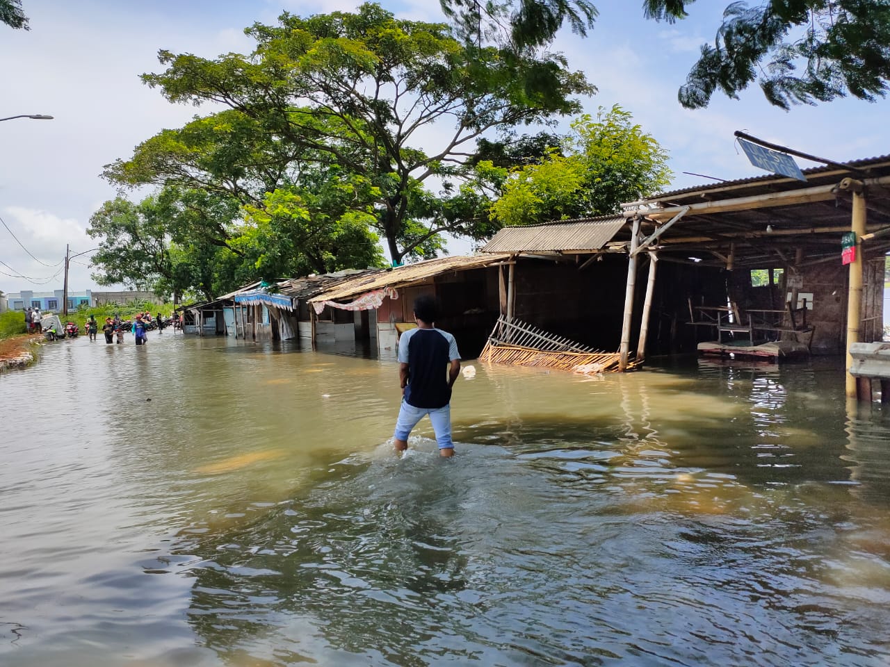 Suasana jalan menuju Perumahan Total Persada di Kelurahan Gembor, Kecamatan Periuk, Kota Tangerang masih terendam banjir, Senin (22/02/2021).