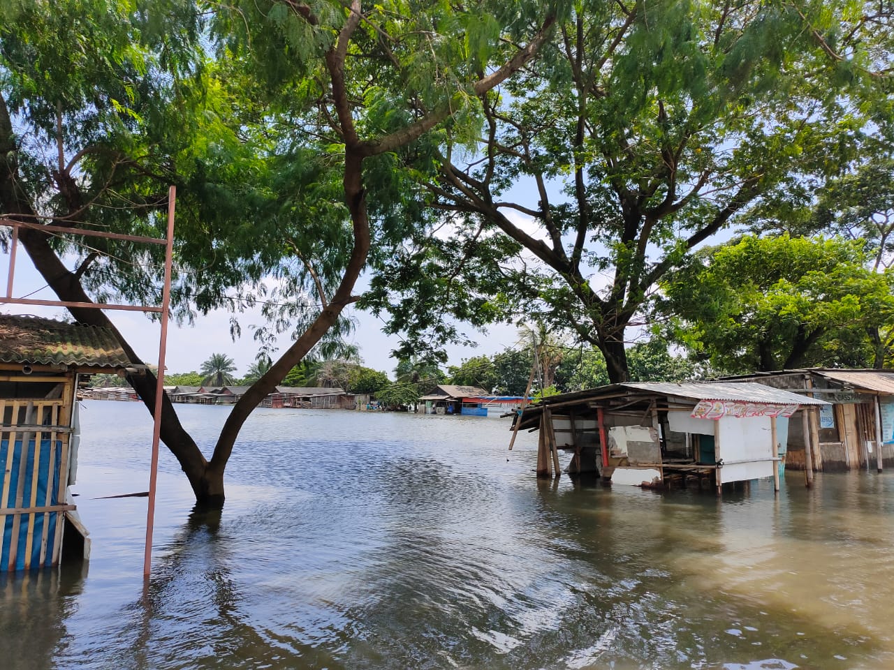Suasana jalan menuju Perumahan Total Persada di Kelurahan Gembor, Kecamatan Periuk, Kota Tangerang masih terendam banjir, Senin (22/02/2021).
