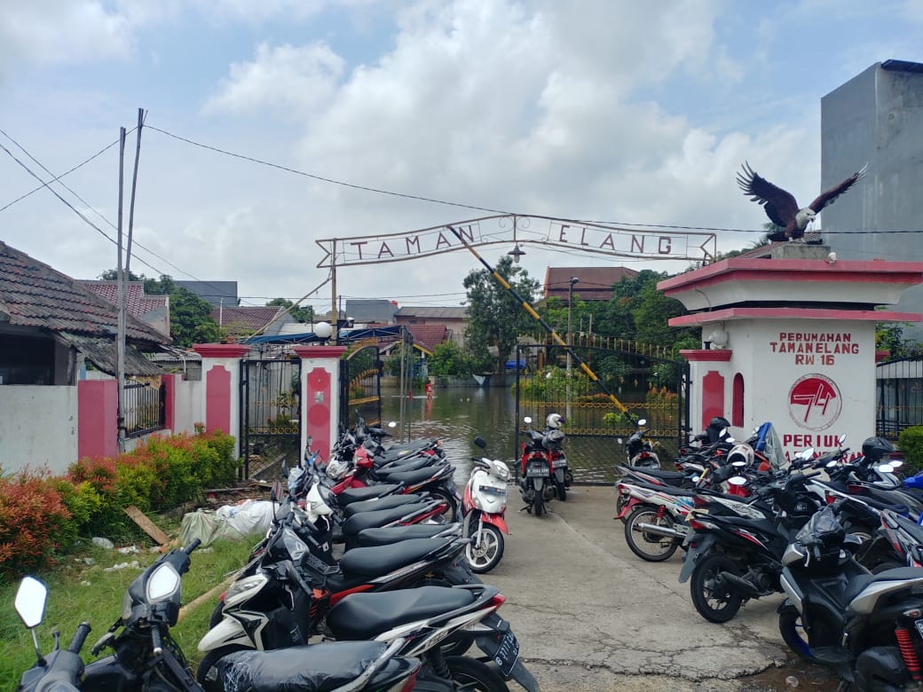 Pintu masuk Perumahan Taman Elang Periuk Tangerang di kawasan Kecamatan Periuk, Kota Tangerang, Senin (22/02/2021).