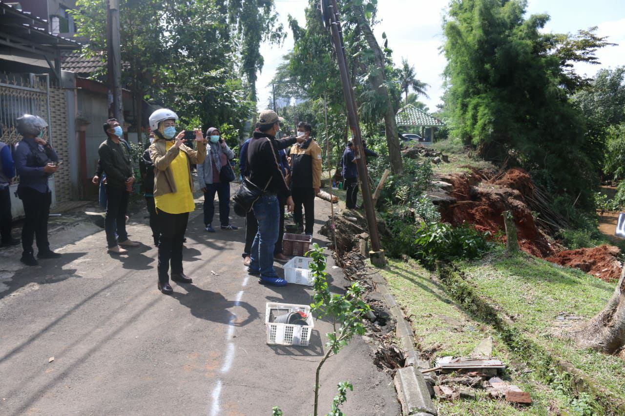 Wali Kota Tangerang Selatan Airin Rachmi Diany saat mengunjungi beberapa titik bencana di Kota Tangsel, Selasa (23/2/2021).