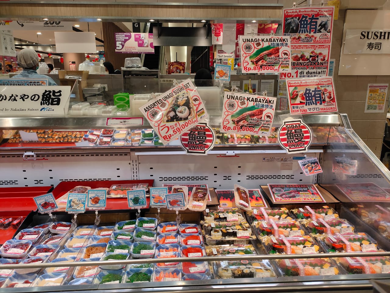 Sejumlah sushi yang disediakan dengan varian yang beragam di Aeon Mall BSD City, Tangerang Selatan, Selasa (23/02/2021).