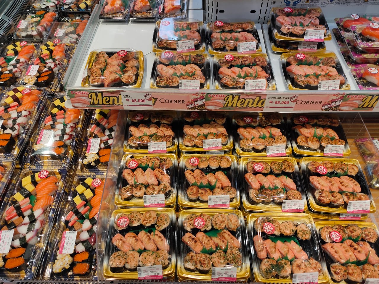 Sejumlah sushi yang disediakan dengan varian yang beragam di Aeon Mall BSD City, Tangerang Selatan, Selasa (23/02/2021).