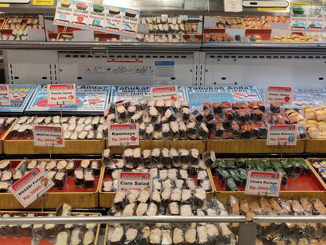 Sejumlah sushi yang disediakan dengan varian yang beragam di Aeon Mall BSD City, Tangerang Selatan, Selasa (23/02/2021).