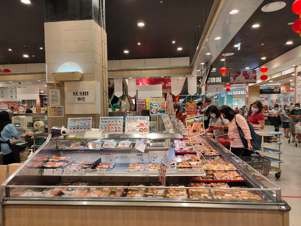 Sejumlah sushi yang disediakan dengan varian yang beragam di Aeon Mall BSD City, Tangerang Selatan, Selasa (23/02/2021).