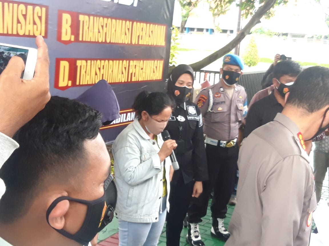 Pelaku pencurian ponsel ajudan pribadi saat dimintai keterangan di polresta Bandara Soekarno-Hatta dalam jumpa pers, Rabu (24/2/2021).