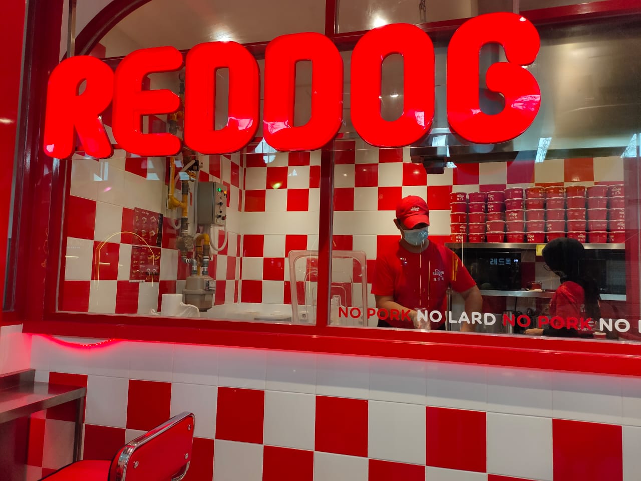 	Gerai Reddog yang berada di Summarecon Mall Serpong (SMS).