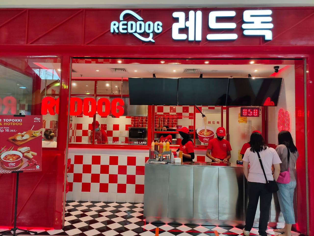 Gerai Reddog saat di kunjungi pengunjung yang berada di Summarecon Mall Serpong (SMS).