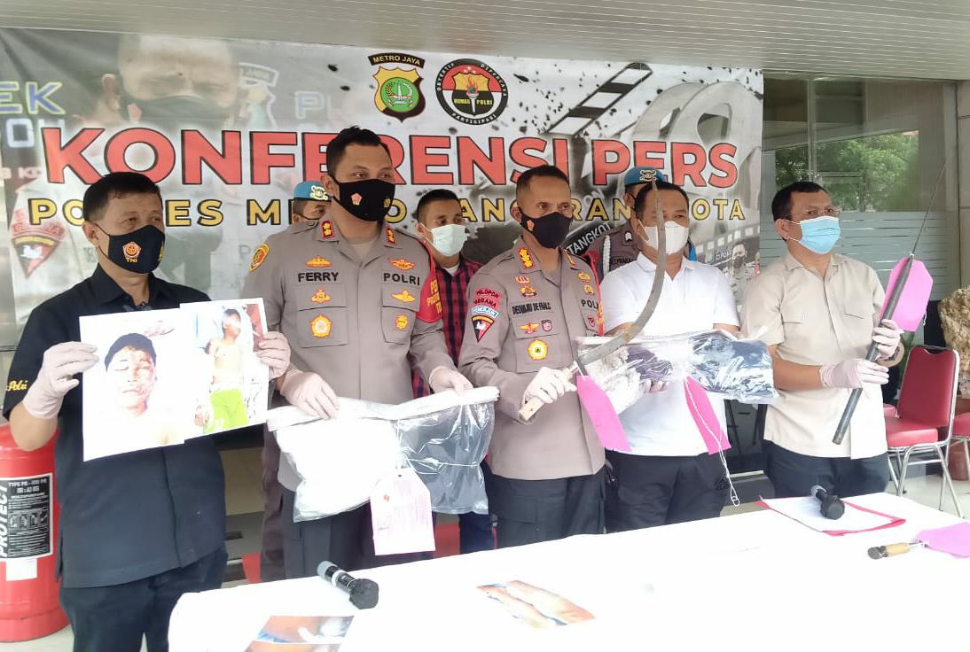 Anggota Polres Metro Tangerang Kota saat menunjukan barang bukti kejahatan dalam jumpa pers di Mapolres Metro Tangerang Kota, Kamis (25/2/2021).