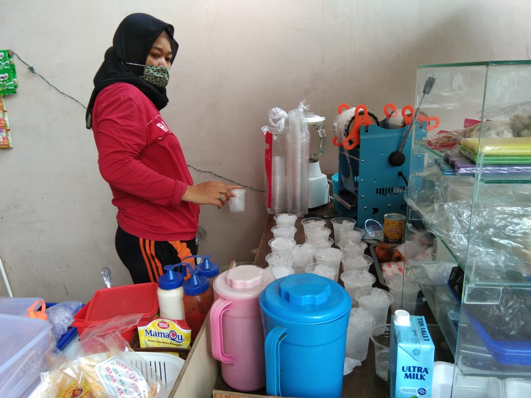 Pemilik Kafe Sawarna saat menyiapkan puluhan es teh gratis kepada jamaah Salat Jumat yang berlokasi di kawasan Masjid Al-Islah, Jalan Meteorologi, RT03/08, Kelurahan Tanah Tinggi, Kota Tangerang, Jumat (26/02/2021).