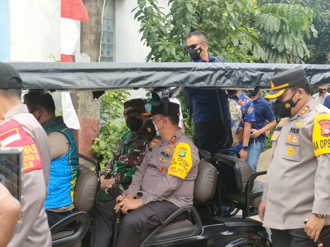 Kapolda Metro Jaya Inspektur Jenderal Polisi Fadil Imran beserta petugas lainya saat meninjau ke lokasi Kampung Tangguh Jaya di Perumahan Dasana Indah, Bojong Nangka, Kelapa Dua, Kabupaten Tangerang, Jumat (26/2/2021).