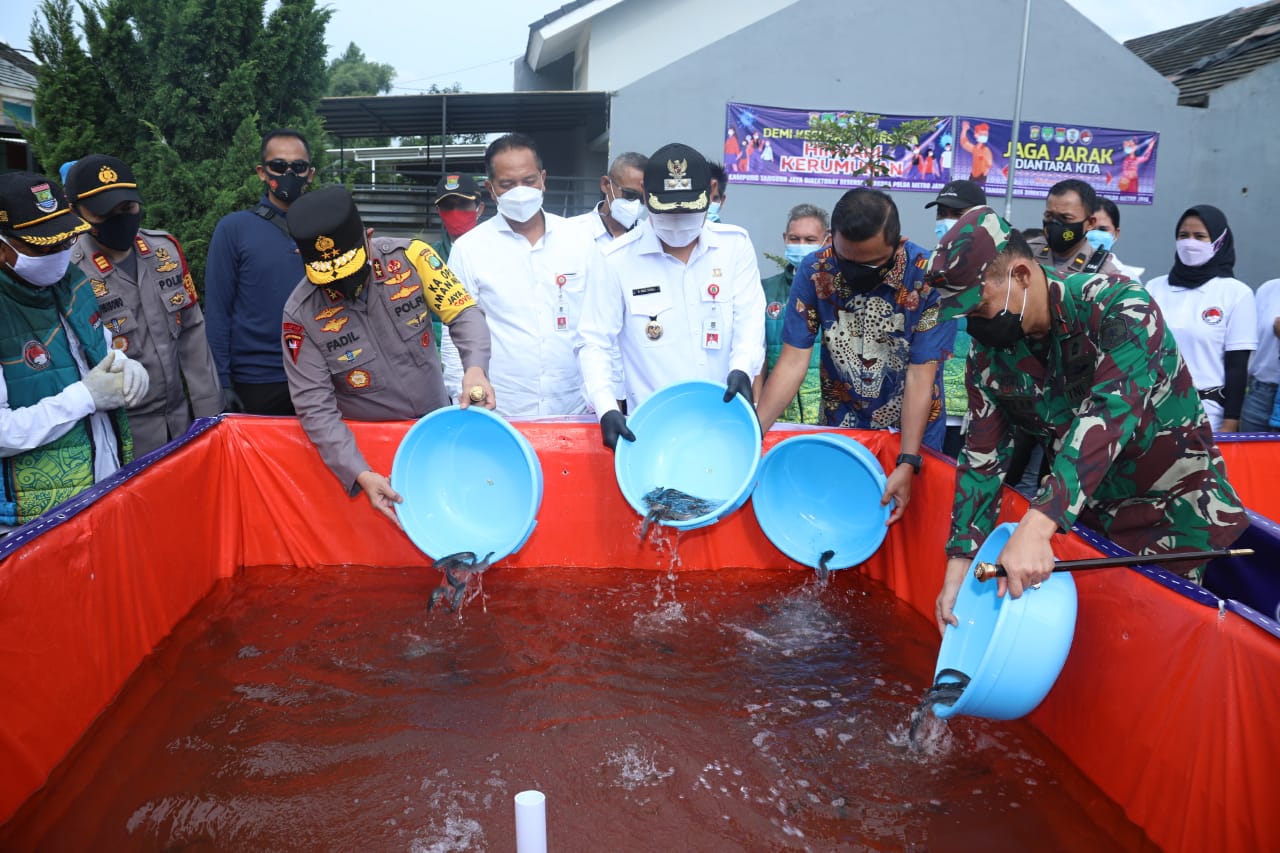 Petugas gabungan berserta Babinsa dan Babinkamtibmas yang mengawasi serta pak RT setempat saat meninjau ke lokasi Kampung Tangguh Jaya di Perumahan Dasana Indah, Bojong Nangka, Kelapa Dua, Kabupaten Tangerang, Jumat (26/2/2021).