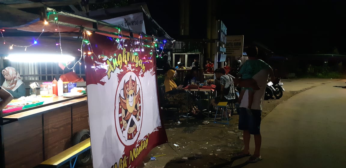 Tempat makan yang menyajikan menu utama berbagai macam sate seperti usus ayam, ati ampela, kepala ayam, nasi kucing dan wedang jahe.