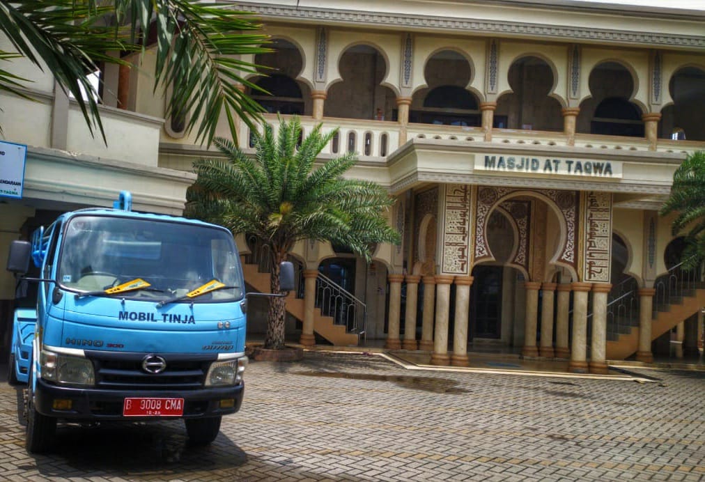 Satu unit mobil septiktank saat berada di Masjid At Taqwa.