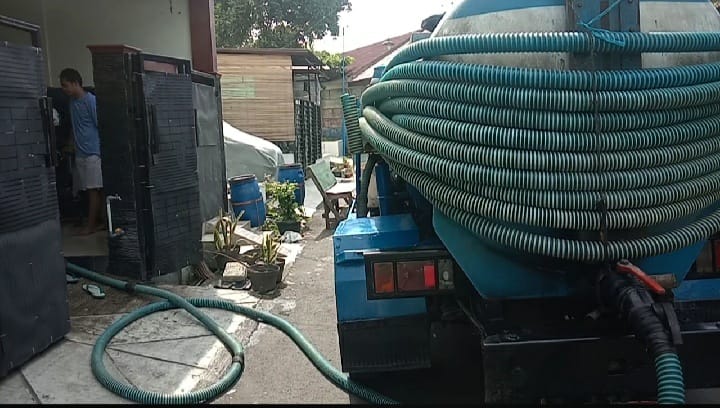 Satu unit mobil septiktank saat berada dirumah masyarakat bagi masyarakat sebagai perayaan Hari Ulang Tahun (HUT) ke-28.